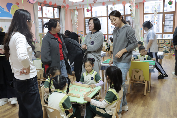 2活动参与教师园所观摩.jpg