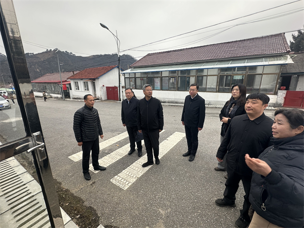 2在地沟村调研.jpg