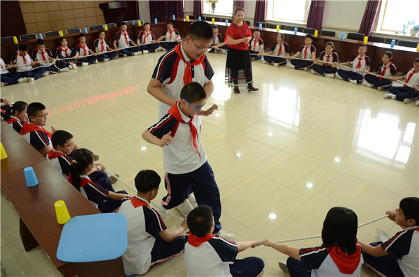 2.王磊老师做学生团体训练.JPG