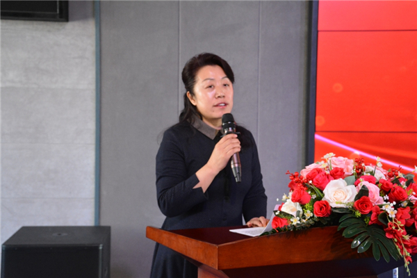 5.长春市教育学院干训处主任张仁芳主持开班式.JPG