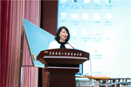 5.语文学科省教员张陆慧老师主持和点评.JPG