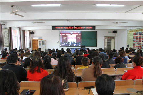 部分学生家长在分会场听讲座.jpg