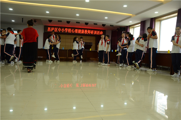3.学生参加“三只青蛙四条腿“活动.JPG