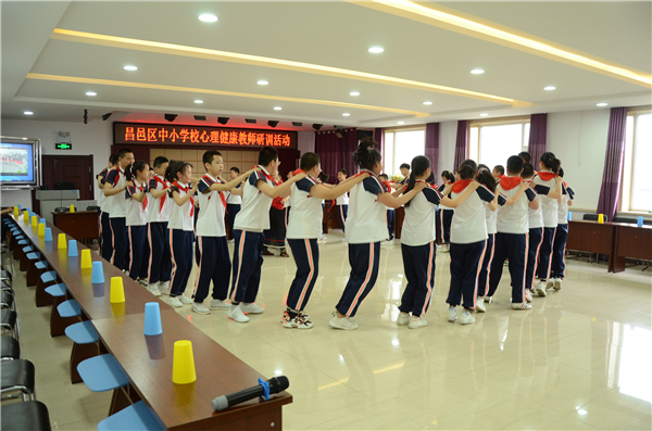 4.学生进行团体训练.JPG