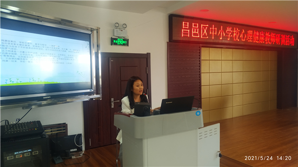 1.省骨干教师张永红做经验分享.jpg