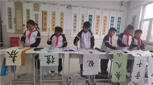 8. 中心组成员观看学生现场书写展示.jpg