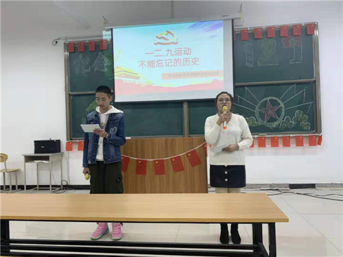 1.来自2019级的两位主持人同学介绍“一二•九”运动的历史背景.jpg