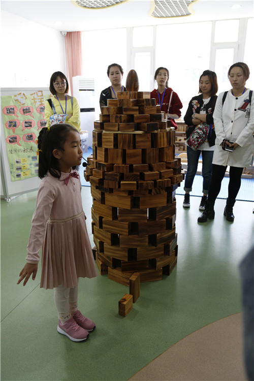 7“小小建筑师”介绍建构作品.JPG