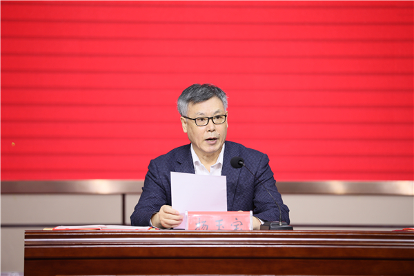 6党委常委、副院长杨玉宝宣读《关于表彰2020年度优秀干部的决定》.JPG